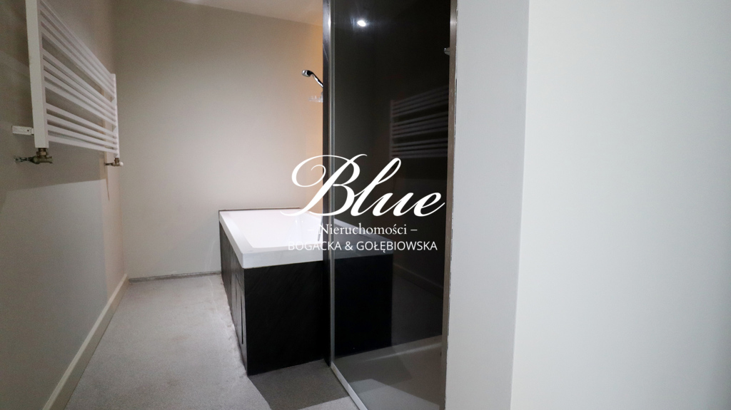 Apartament z dużym tarasem z widokiem na zieleń