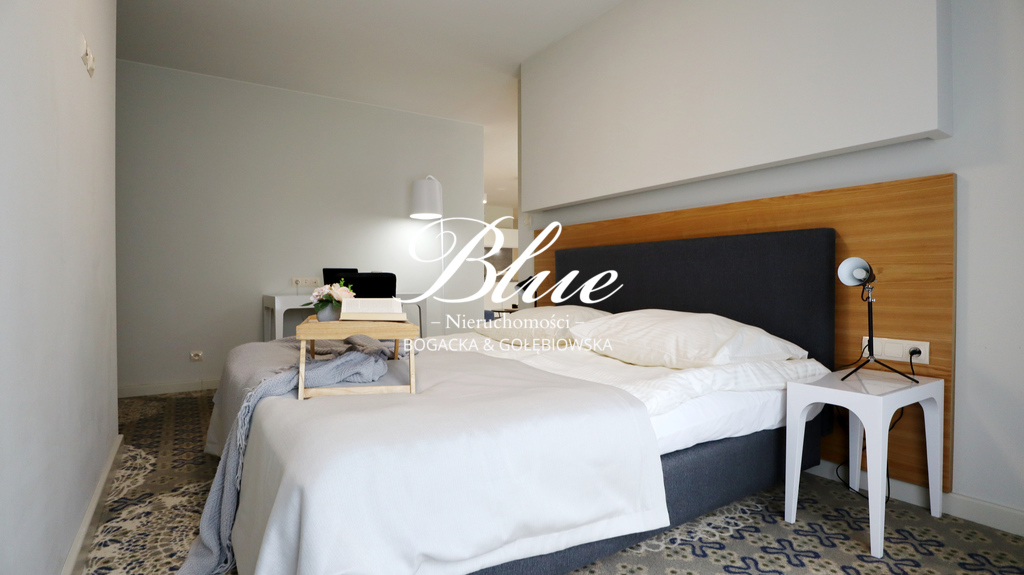 Apartament z dużym tarasem z widokiem na zieleń