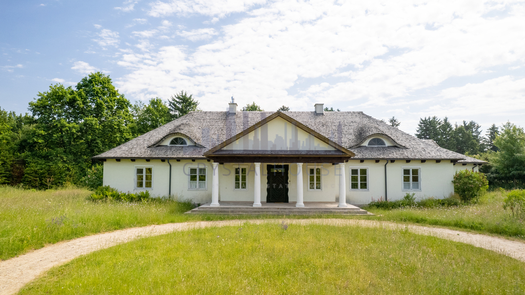 Jedyny tak wyjątkowy dwór pod Warszawą