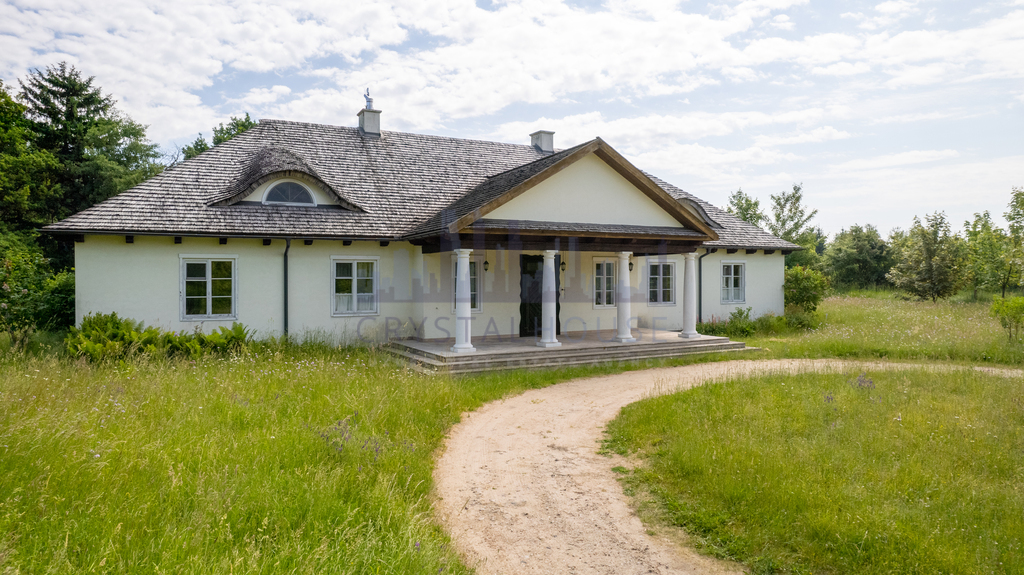 Jedyny tak wyjątkowy dwór pod Warszawą