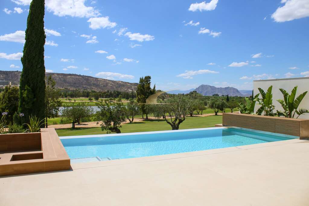 Ville z basenem przy polu golfowym La Finca