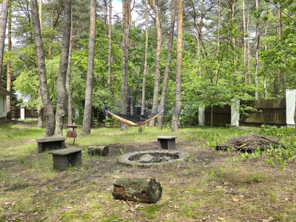 Urokliwy dom z ogrodem wśród sosen | Wawer