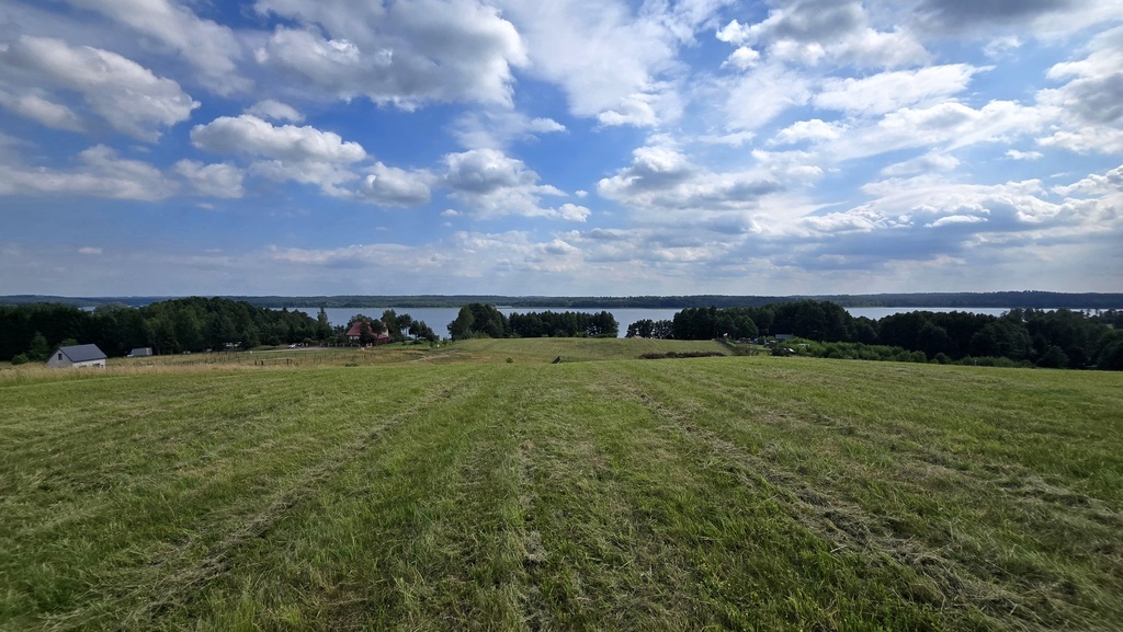 Piękna działka z dojściem do Jeziora Lubie.