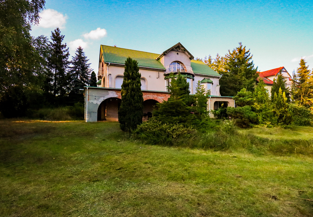 Dom w blisko jeziora w nietuzinkowym stylu