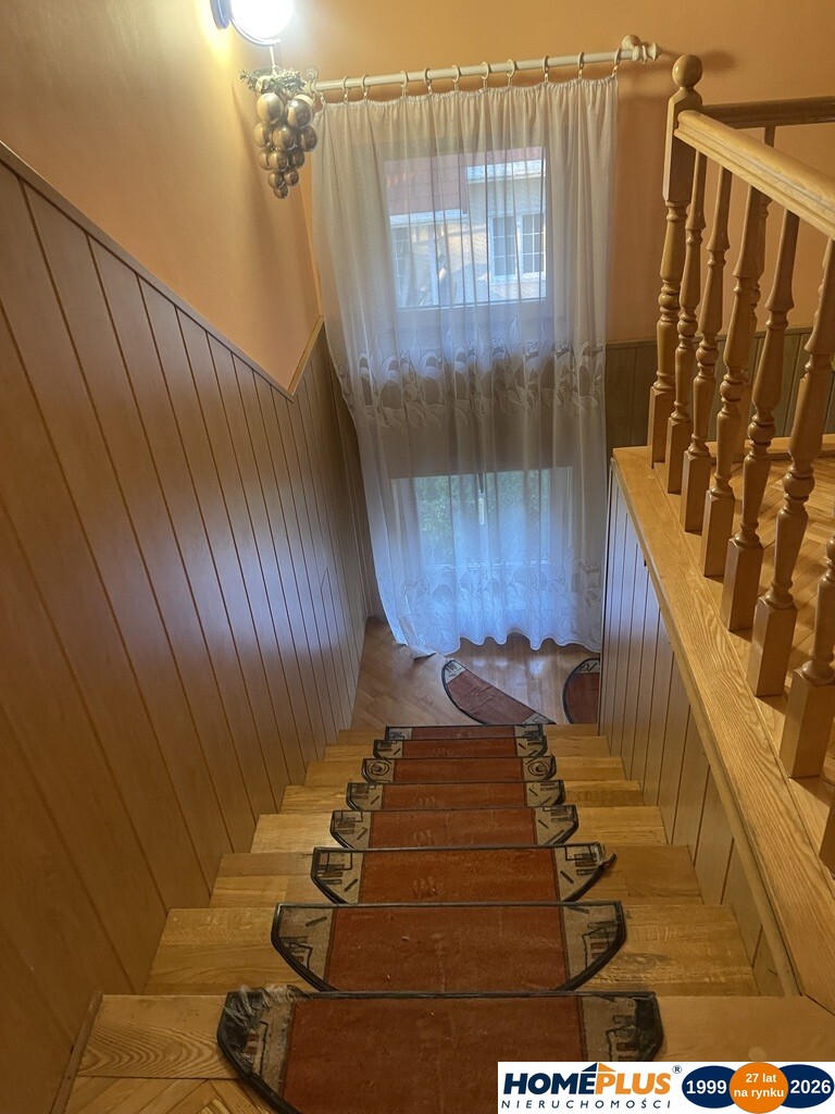 Przestronny dom 300 m², 9 pokoi, działka 800 m²