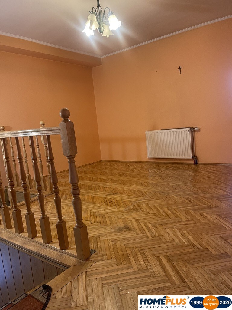 Przestronny dom 300 m², 9 pokoi, działka 800 m²
