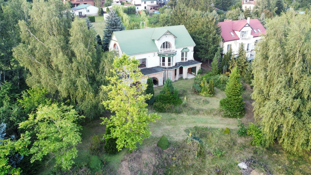 Dom w blisko jeziora w nietuzinkowym stylu
