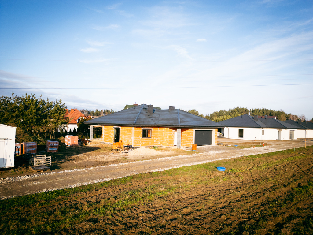Przestronny nowy dom z garażem