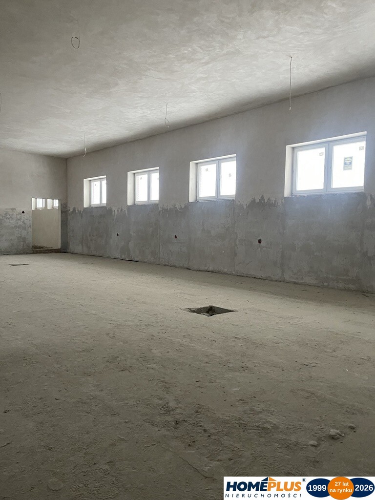 Budynek pod działalność 1400 m², plac manewrowy.