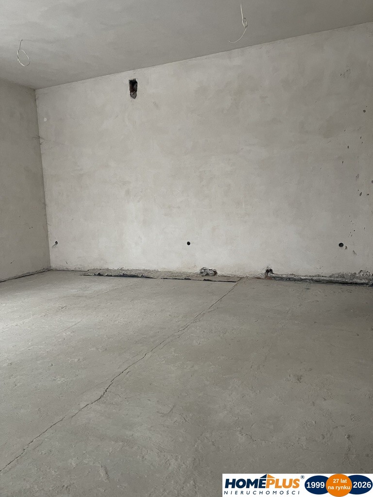 Budynek pod działalność 1400 m², plac manewrowy.