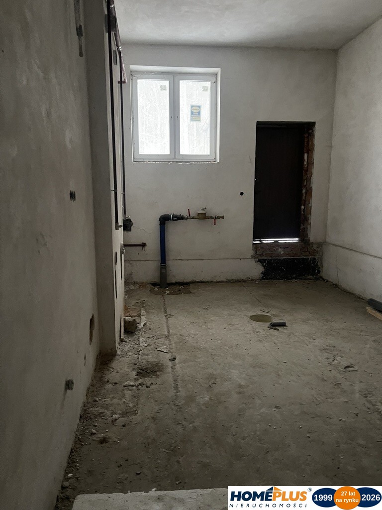 Budynek pod działalność 1400 m², plac manewrowy.
