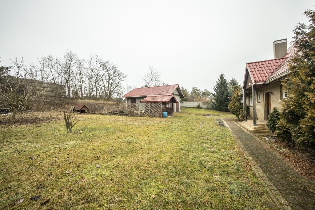 Dom wśród zieleni z prywatnym lasem