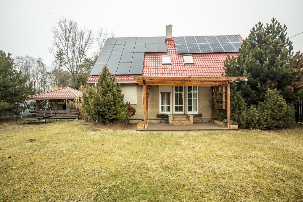 Dom wśród zieleni z prywatnym lasem
