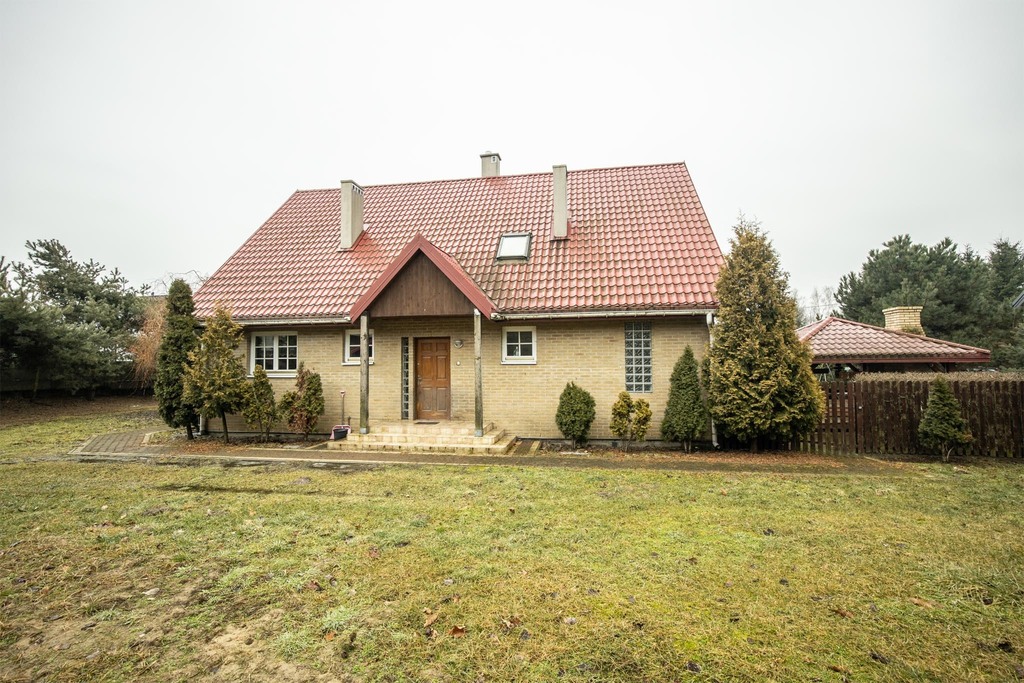 Dom wśród zieleni z prywatnym lasem