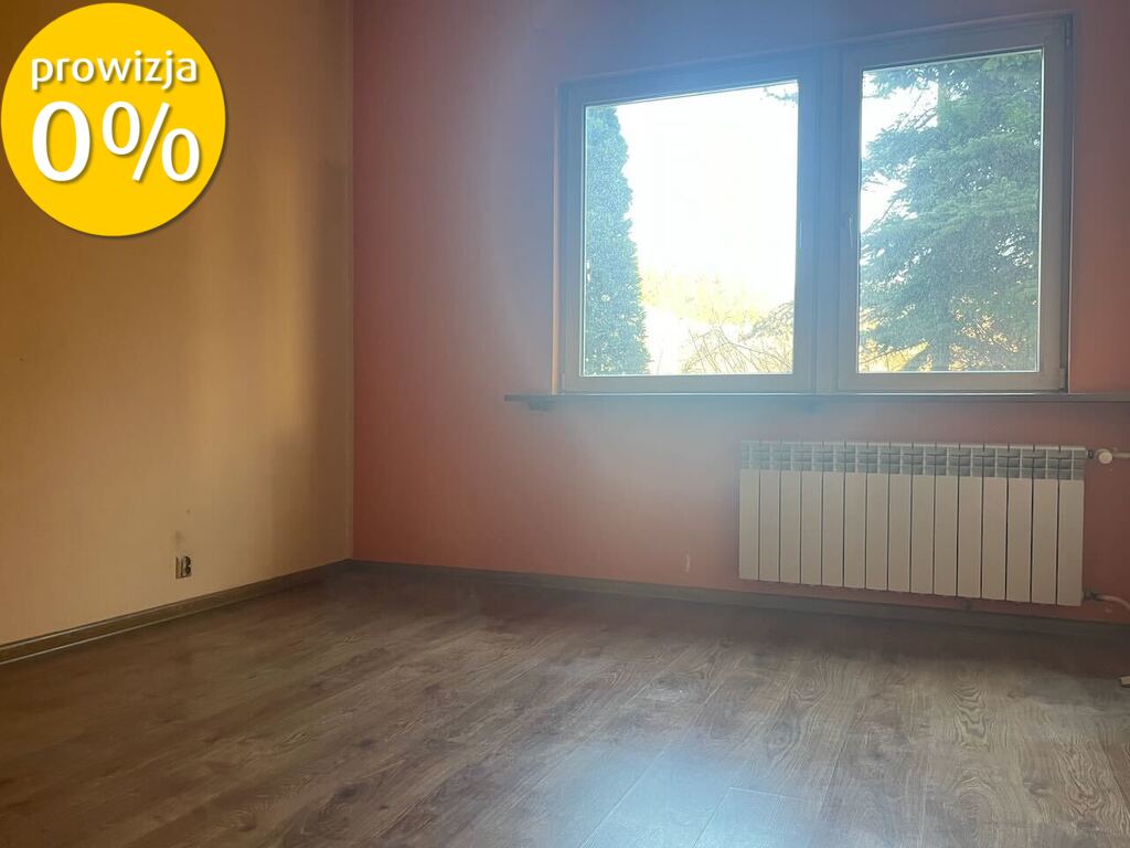 2/3 pokoje, kuchnia ze spiżarnią, ogródek, do rem.