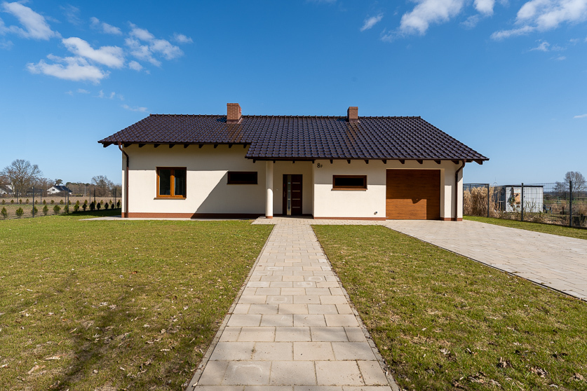 Dom wolnostojący przy lesie. Rożnowo. Deweloperski