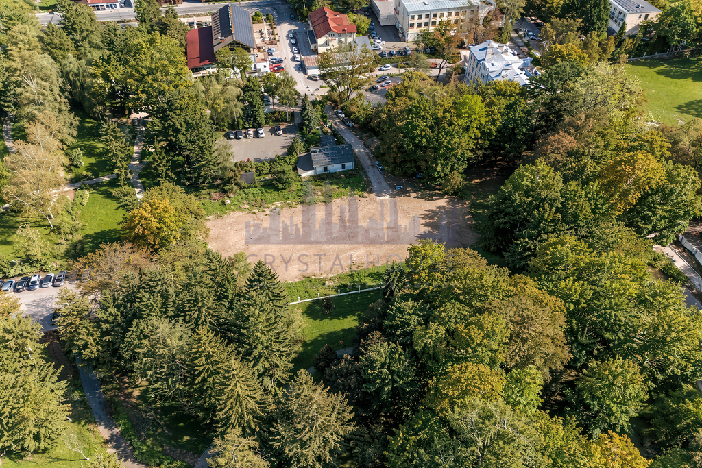 Teren inwestycyjny graniczący z Parkiem Zdrojowym