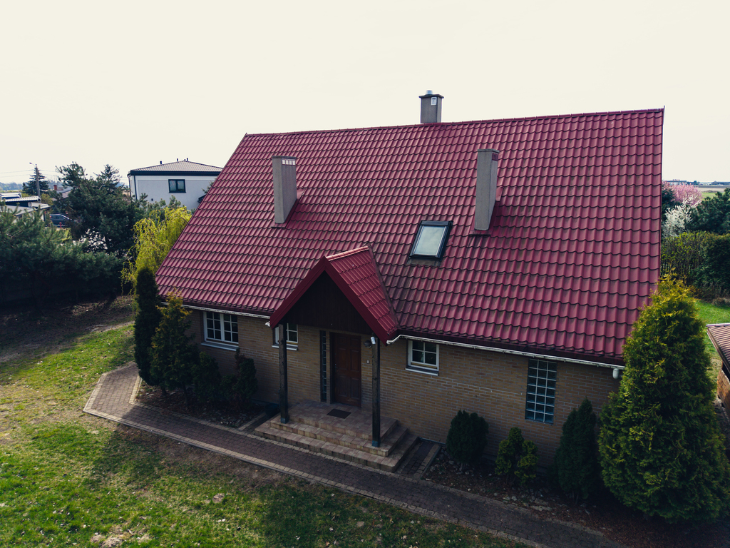 Dom wśród zieleni z prywatnym lasem