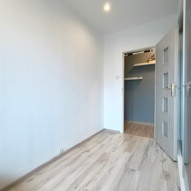 Zdroje, 4-pokojowe mieszkanie na sprzedaż.