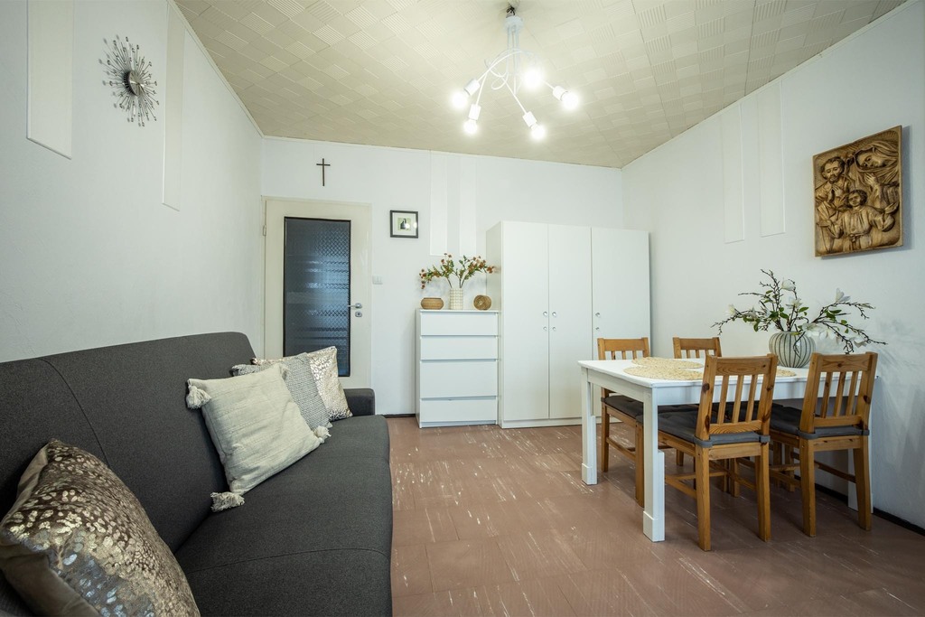 Słoneczna loggia i trzy pokoje w sercu Olechowa