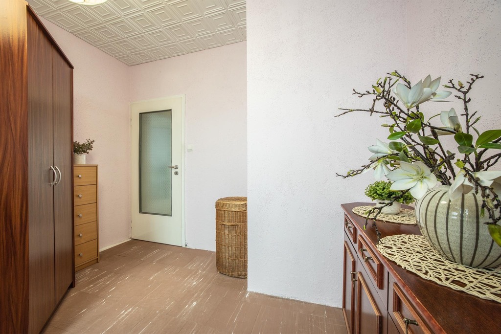 Słoneczna loggia i trzy pokoje w sercu Olechowa