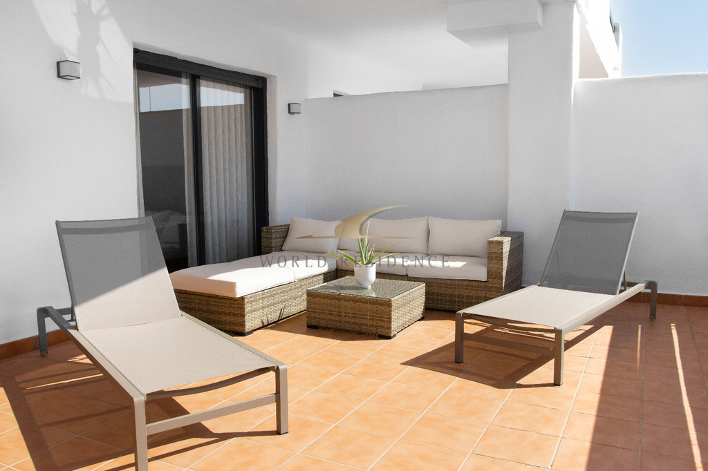 Apartament z dużym tarasem i widokiem na morze