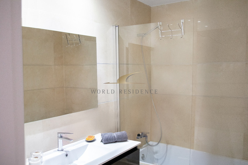 Apartament z dużym tarasem i widokiem na morze
