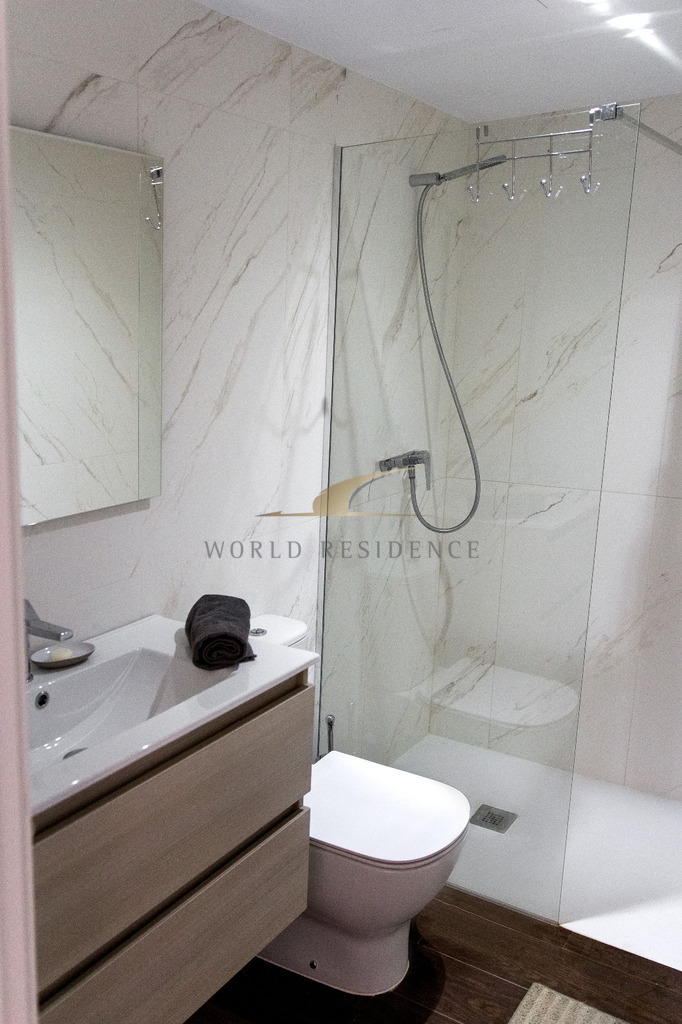 Apartament z dużym tarasem i widokiem na morze