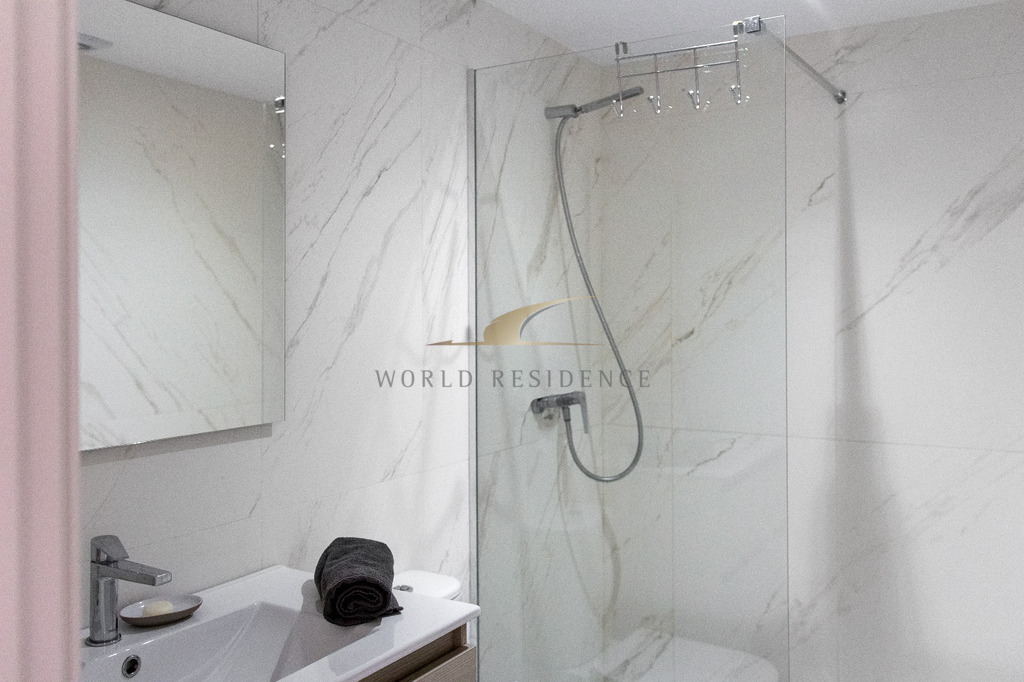 Apartament z dużym tarasem i widokiem na morze