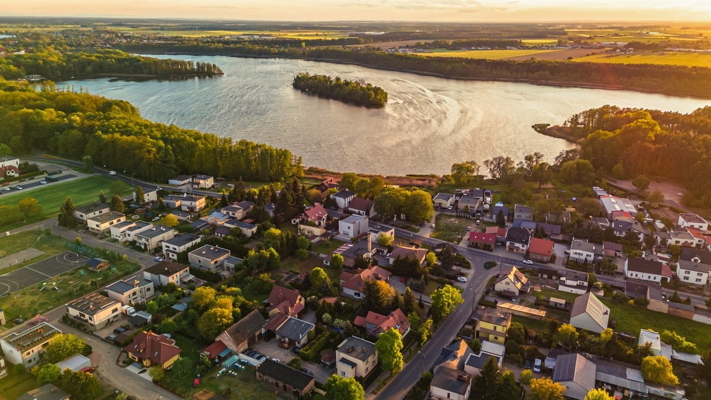 Twoja przestrzeń nad  jeziorem i biznes w jednym