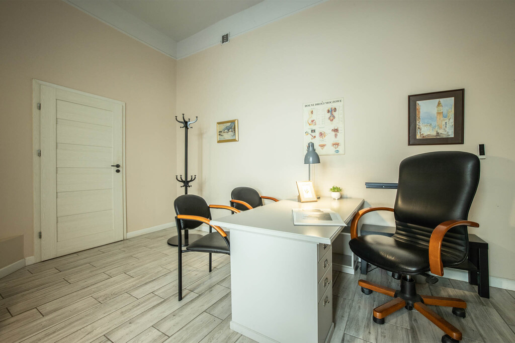 Lokal medyczny 89, 81 m² z witryną w kamienicy