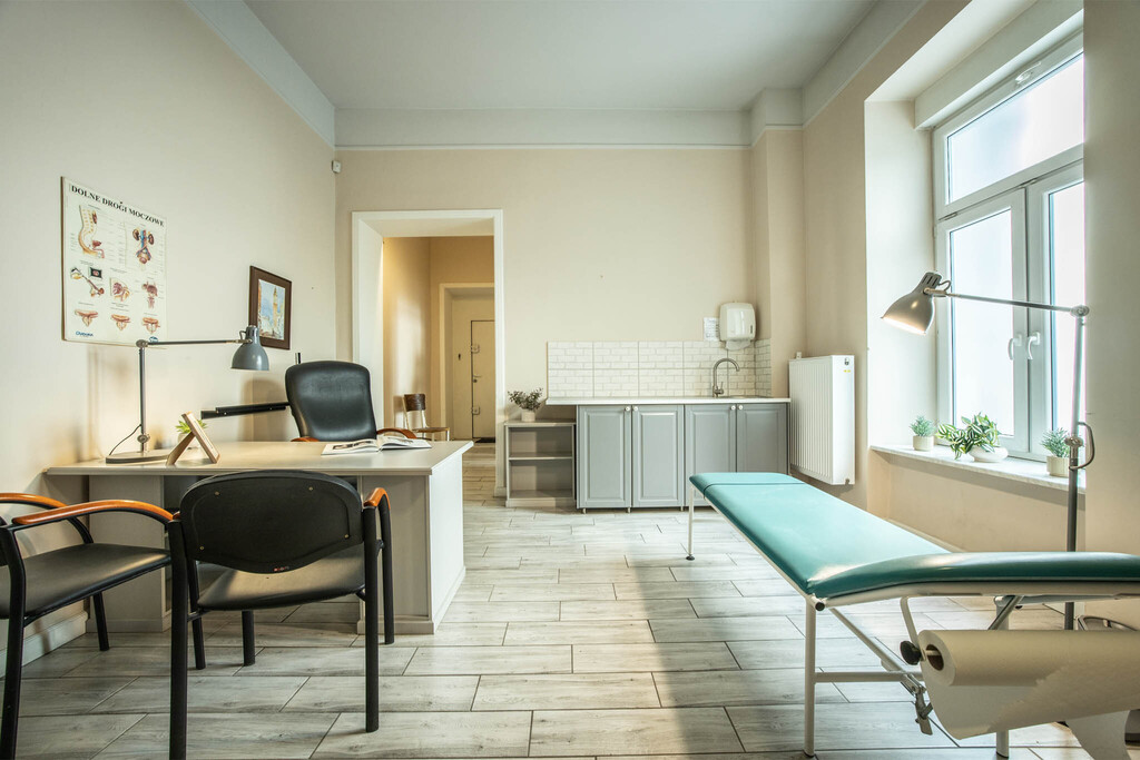 Lokal medyczny 89, 81 m² z witryną w kamienicy