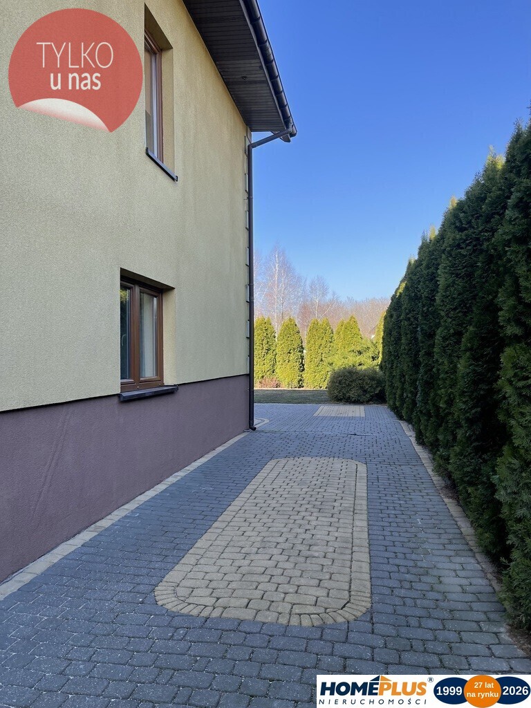 Dom wolnostojący, dwulokalowy z 2 garażami.