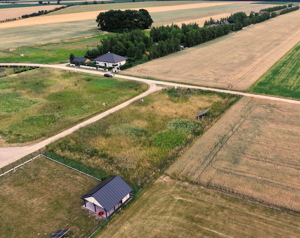 Samowystarczalna działka w Radzewie – 2 258 m²