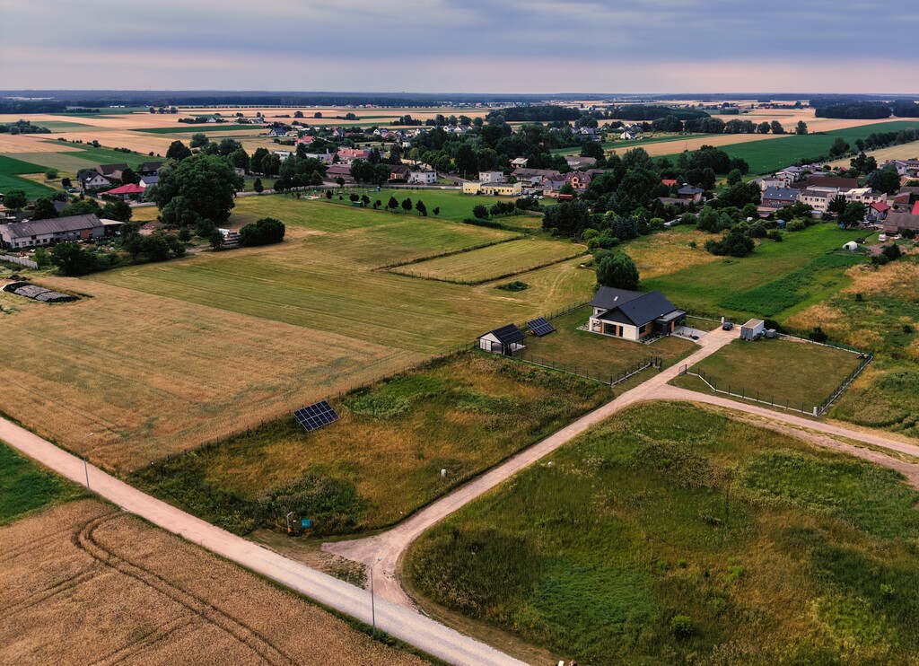 Samowystarczalna działka w Radzewie – 2 258 m²