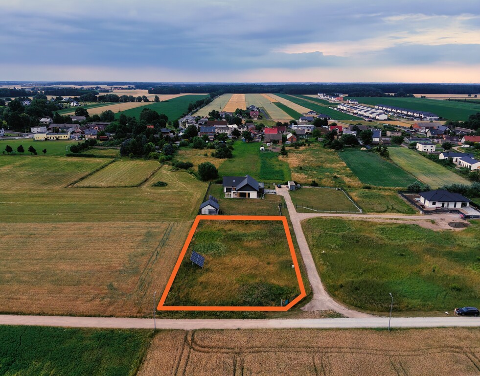 Samowystarczalna działka w Radzewie – 2 258 m²