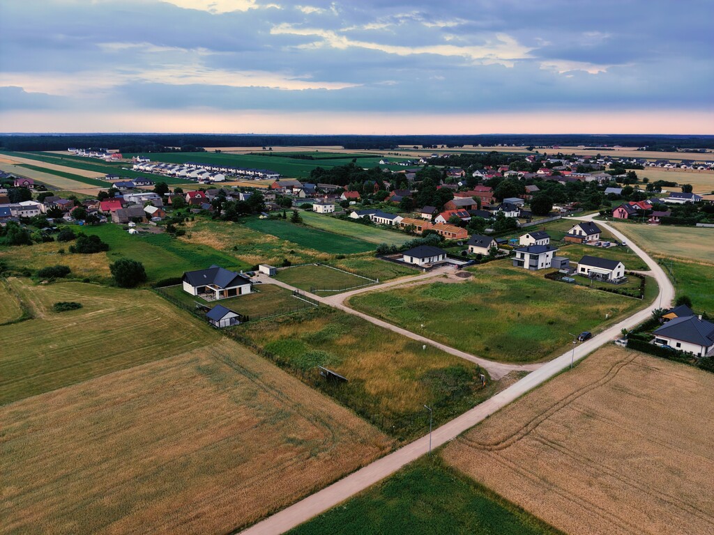 Samowystarczalna działka w Radzewie – 2 258 m²