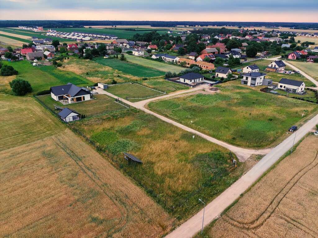 Samowystarczalna działka w Radzewie – 2 258 m²