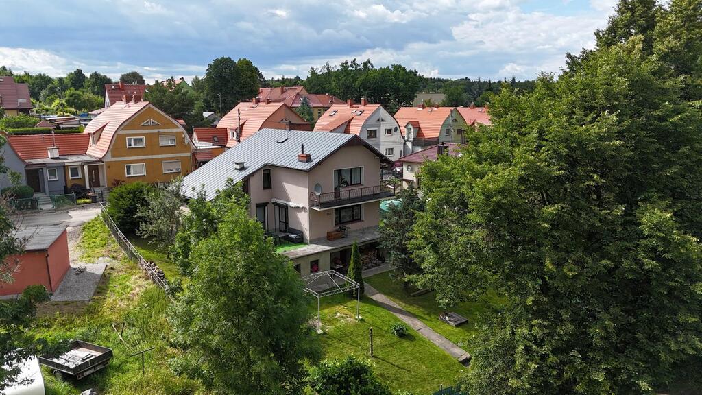 Dom z widokiem, ogrodem i tarasami