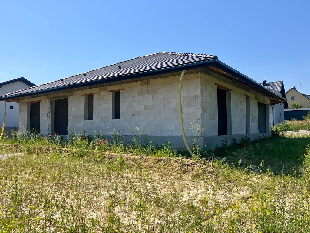 Dom parterowy stan surowy-130m2+1121m2 Szewna
