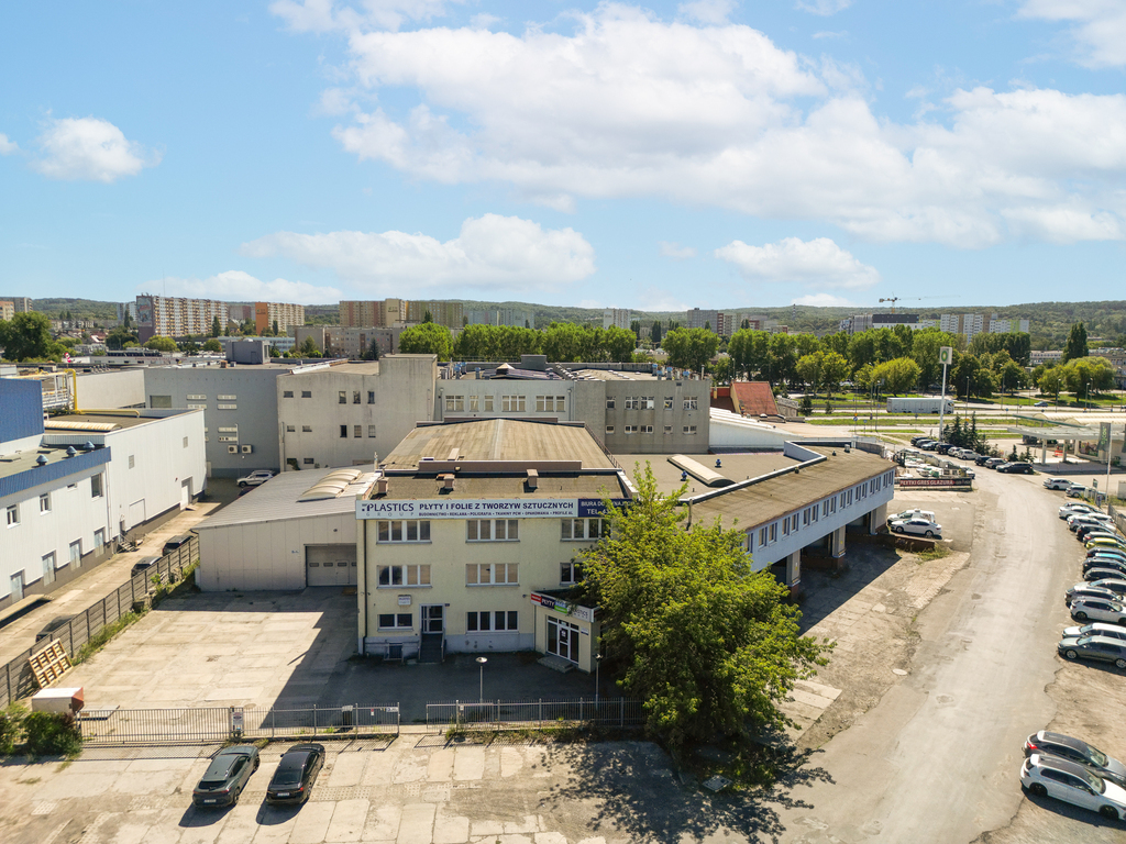 Biurowiec+2 Hale+Plac - Nieruchomość inwestycyjna.