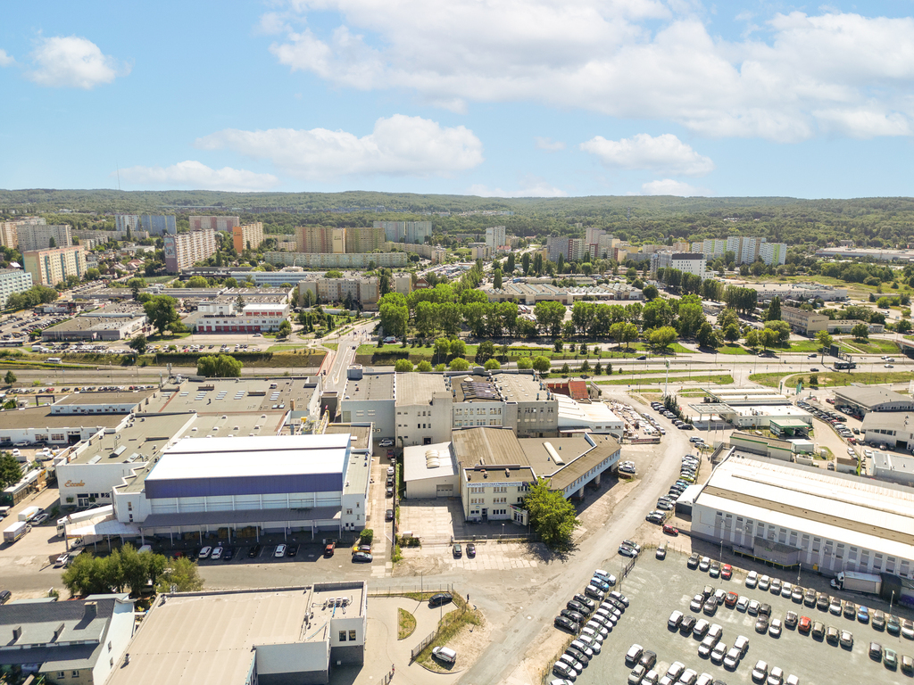 Biurowiec+2 Hale+Plac - Nieruchomość inwestycyjna.