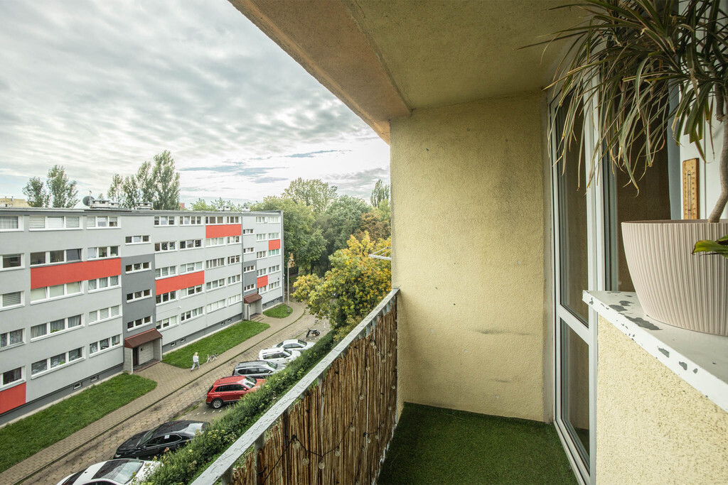 Dwa pokoje, balkon i spokój na ostatnim piętrze