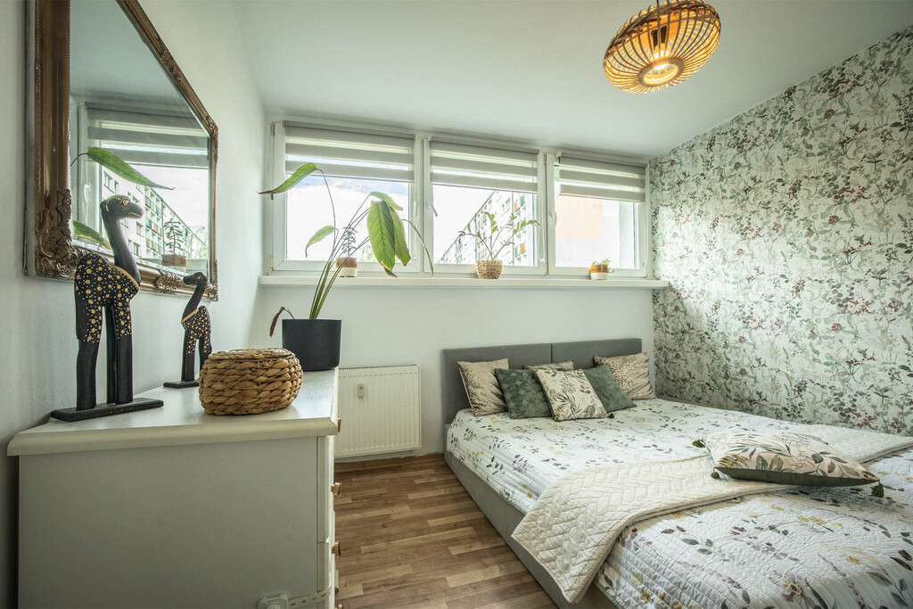 Dwa pokoje, balkon i spokój na ostatnim piętrze