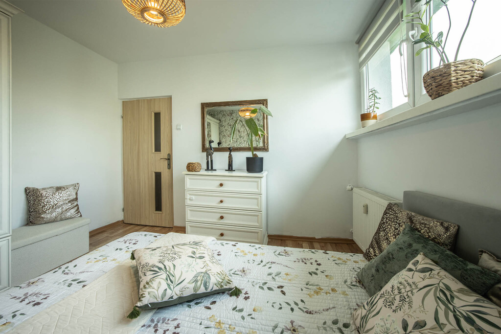 Dwa pokoje, balkon i spokój na ostatnim piętrze
