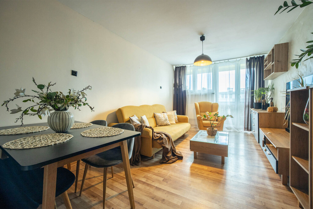 Dwa pokoje, balkon i spokój na ostatnim piętrze