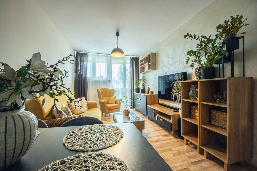 Dwa pokoje, balkon i spokój na ostatnim piętrze