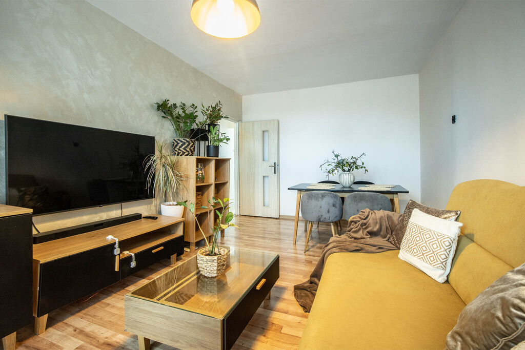 Dwa pokoje, balkon i spokój na ostatnim piętrze