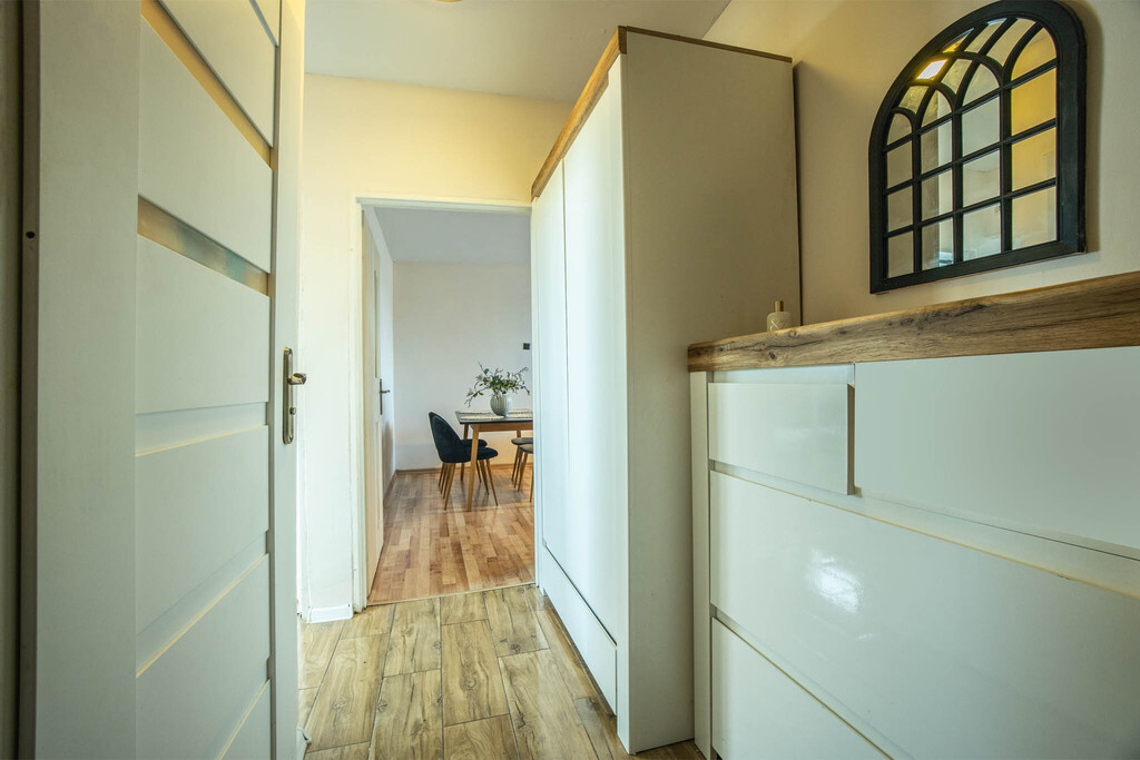 Dwa pokoje, balkon i spokój na ostatnim piętrze