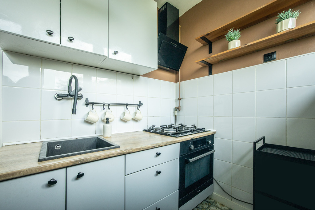Dwa pokoje, balkon i spokój na ostatnim piętrze